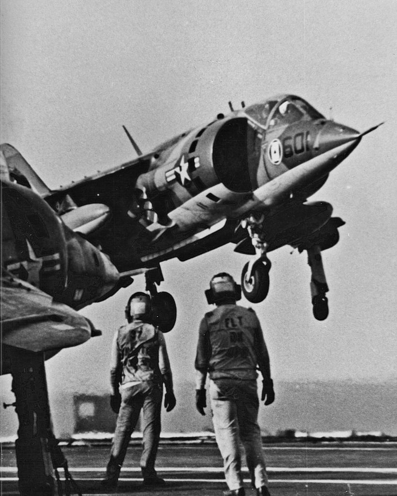 Illustration for article titled The Time When AV-8 Harriers Deployed Aboard A Fixed-Wing Navy Carrier Ā